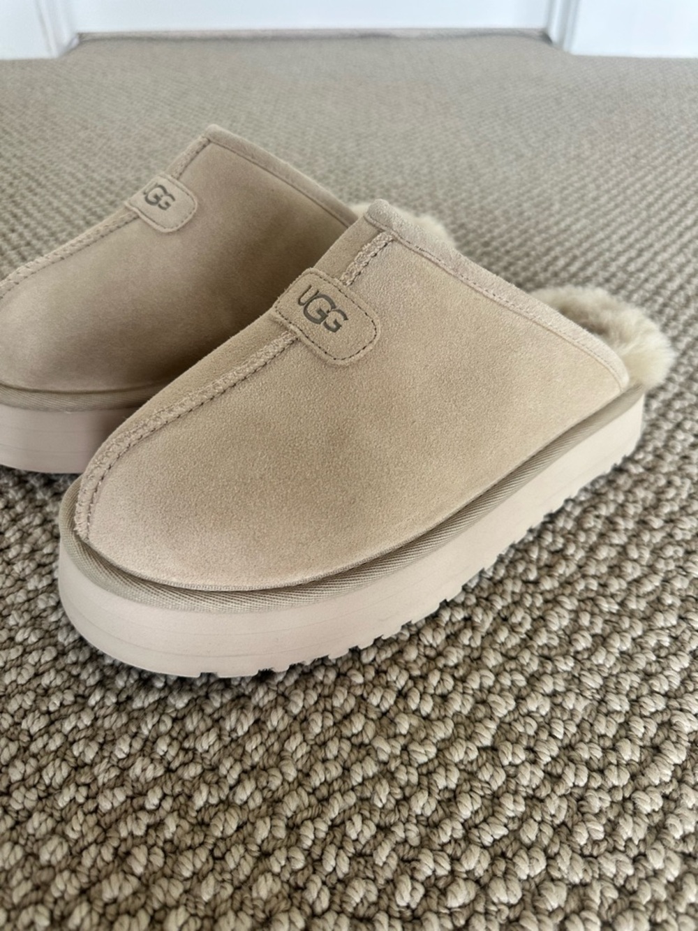 UGG Women's Discoquette Slide Platform Slipper beige suede size 6.5-7 mule clog